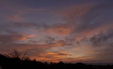 Gün batımında manzara. Trajik kasvetli gökyüzü. Panorama. Kıpkırmızı alacakaranlık.
