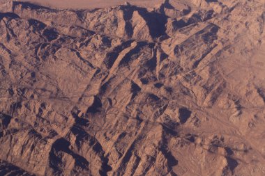 Dağların ve Mısır 'ın kumlu platosunun havadan görünüşü, Sina Yarımadası. Hava fotoğrafçılığı.
