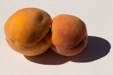 İki tane şeftalili meyve. Siyam ikizleri. Meyve anomalisi.