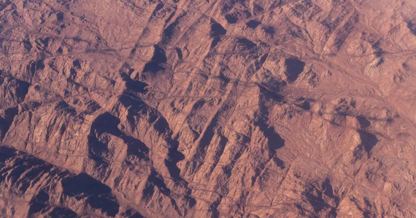 Dağların ve Mısır 'ın kumlu platosunun havadan görünüşü, Sina Yarımadası. Hava fotoğrafçılığı.