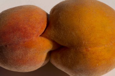 İki tane şeftalili meyve. Siyam ikizleri. Meyve anomalisi.