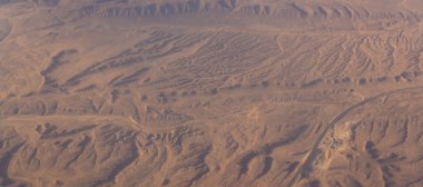 Dağların ve Mısır 'ın kumlu platosunun havadan görünüşü, Sina Yarımadası. Hava fotoğrafçılığı.