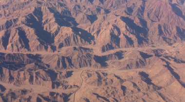 Dağların ve Mısır 'ın kumlu platosunun havadan görünüşü, Sina Yarımadası. Hava fotoğrafçılığı.