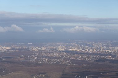 Hava fotoğrafçılığı. Chisinau, Moldova, uçak penceresinden manzara. Kış manzarası.