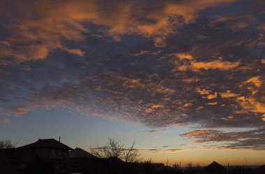 Gün batımında manzara. Trajik kasvetli gökyüzü. Panorama. Kıpkırmızı alacakaranlık.