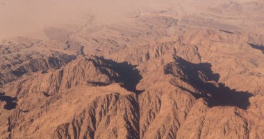 Dağların ve Mısır 'ın kumlu platosunun havadan görünüşü, Sina Yarımadası. Hava fotoğrafçılığı.