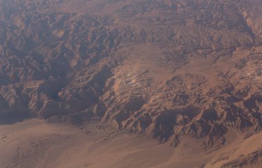 Dağların ve Mısır 'ın kumlu platosunun havadan görünüşü, Sina Yarımadası. Hava fotoğrafçılığı.