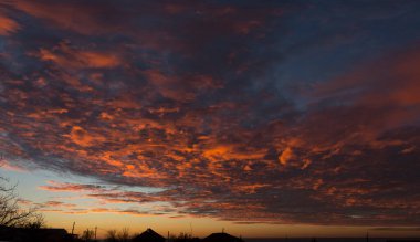 Gün batımında manzara. Trajik kasvetli gökyüzü. Panorama. Kıpkırmızı alacakaranlık.