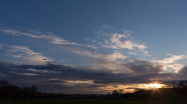 Siren bulutları. Gün batımında manzara. Şehrin üzerinde trajik kasvetli bir gökyüzü. Panorama. Kıpkırmızı alacakaranlık.