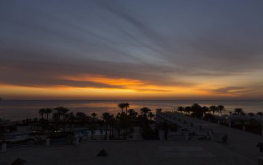 Deniz kıyısında gün doğumu. Güneşin hareketi ve bulutlar gökyüzünde. Mısır 'ın park dinlenme alanları. Bahçe ve manzara tasarımı.