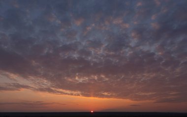 Kanlı gün batımı manzarası. Panorama. Trajik kasvetli gökyüzü. Fırtınanın bulutları üzerindeki güneşin son ışıkları..