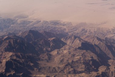 Dağların ve Mısır 'ın kumlu platosunun havadan görünüşü, Sina Yarımadası. Hava fotoğrafçılığı.