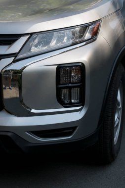 Sol ön tekerlek ve far. Rus arabalarının kopyaları. Gri arabada halojen aydınlatma.