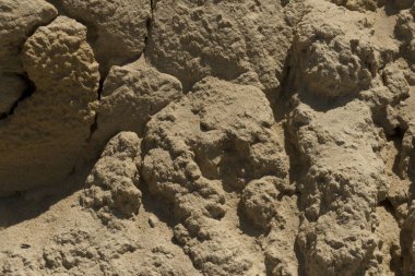 Kum taşı. Taş ocağında taşlaşmış kum. Kum tepesinde erozyon.