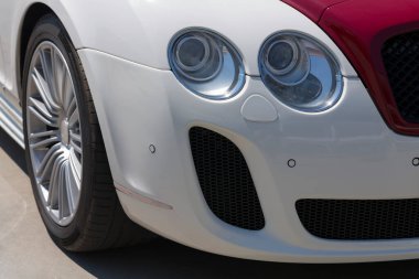 Sağ ön tekerlek ve far. Rus arabalarının kopyaları. Beyaz-kırmızı arabada halojen aydınlatma.