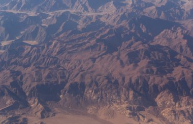 Dağların ve Mısır 'ın kumlu platosunun havadan görünüşü, Sina Yarımadası. Hava fotoğrafçılığı.