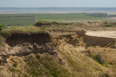 Büyük bir kum ocağı. Endüstriyel ölçekte kum çıkarma yeri..