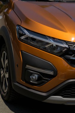 Sağ ön tekerlek ve far. Güzel bir arabanın kopyası, Rusya 'da yapılmış. Gümüş-turuncu arabaya halojen aydınlatma yerleştirildi.