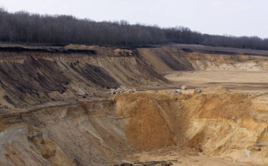 Büyük bir kum ocağı. Endüstriyel ölçekte kum çıkarma yeri..