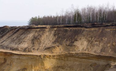 Büyük bir kum ocağı. Endüstriyel ölçekte kum çıkarma yeri..