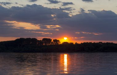 Tuna Nehri 'nde kanlı bir günbatımı. Sudaki manzaranın yansıması..