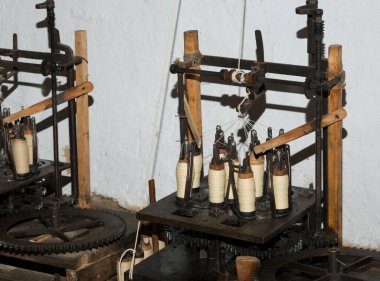 Tryavna, Gabrovo Eyaleti, Bulgaristan. Antik otantik bir manufactory. İplik üretim teknolojisi.