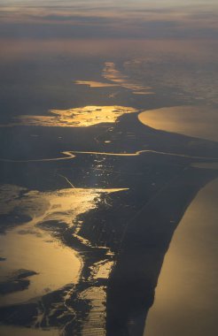 Afrika kıtasının kıyı şeridi. Akdeniz üzerinde gün batımının kuş bakışı görüntüsü. Hava fotoğrafçılığı. Uçak penceresinden görüntüle.