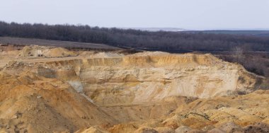 Büyük bir kum ocağı. Endüstriyel ölçekte kum çıkarma yeri..