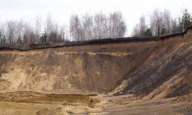 Büyük bir kum ocağı. Endüstriyel ölçekte kum çıkarma yeri..