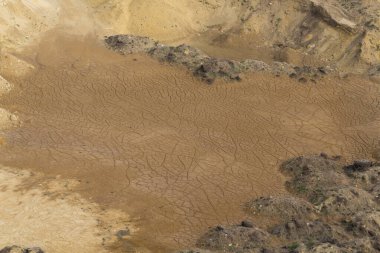 Büyük bir kum ocağı. Endüstriyel ölçekte kum çıkarma yeri..