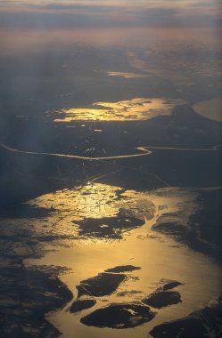 Afrika kıtasının kıyı şeridi. Akdeniz üzerinde gün batımının kuş bakışı görüntüsü. Hava fotoğrafçılığı. Uçak penceresinden görüntüle.