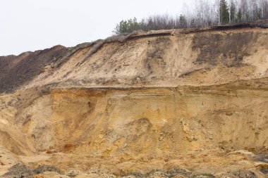 Büyük bir kum ocağı. Endüstriyel ölçekte kum çıkarma yeri..