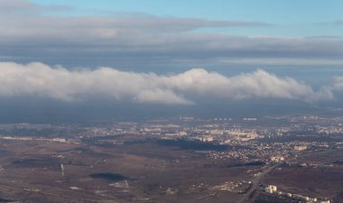 Hava fotoğrafçılığı. Chisinau, Moldova, uçak penceresinden manzara. Kış manzarası.