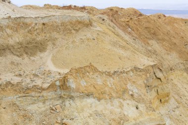 Büyük bir kum ocağı. Endüstriyel ölçekte kum çıkarma yeri..