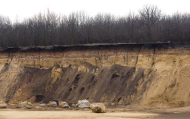Büyük bir kum ocağı. Endüstriyel ölçekte kum çıkarma yeri..