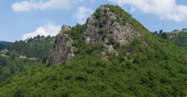 Rhodopes, Güneydoğu Avrupa 'da bir sıradağdır. Bulgaristan. Panorama. Orman alanı dağları kaplıyor..