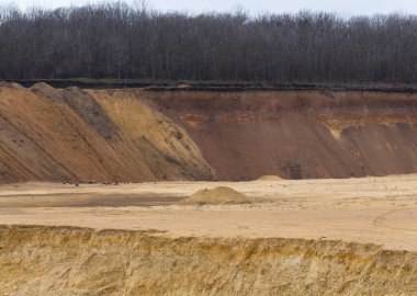Büyük bir kum ocağı. Endüstriyel ölçekte kum çıkarma yeri..