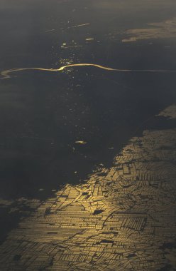 Afrika kıtasının kıyı şeridi. Akdeniz üzerinde gün batımının kuş bakışı görüntüsü. Hava fotoğrafçılığı. Uçak penceresinden görüntüle.