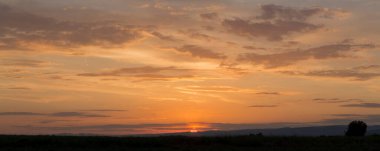 Balkanlar 'da günbatımı. Sessizlik ve alacakaranlık. Kıpkırmızı gökyüzünde sirk bulutları.
