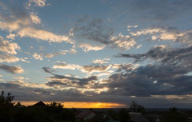 Gün batımında manzara. Trajik kasvetli gökyüzü. Panorama. Kıpkırmızı alacakaranlık.