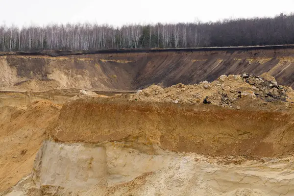 Büyük bir kum ocağı. Endüstriyel ölçekte kum çıkarma yeri..