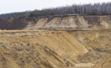 Büyük bir kum ocağı. Endüstriyel ölçekte kum çıkarma yeri..