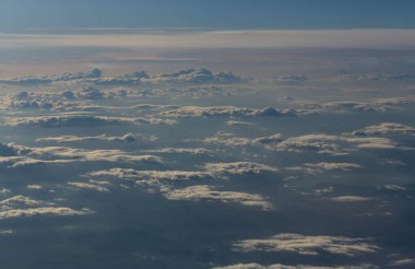 Akdeniz üzerinde gün batımının kuş bakışı görüntüsü. Hava fotoğrafçılığı. Uçak penceresinden bak. Yukarıdan bulutlara bakıyoruz..