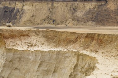 Büyük bir kum ocağı. Endüstriyel ölçekte kum çıkarma yeri..