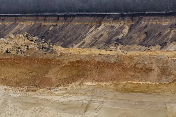 Büyük bir kum ocağı. Endüstriyel ölçekte kum çıkarma yeri..