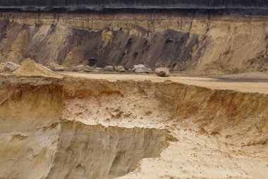 Büyük bir kum ocağı. Endüstriyel ölçekte kum çıkarma yeri..