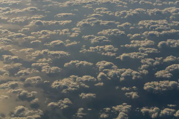 Stratosfer, bulutların arasındaki suyun görüntüsü. Deniz manzarası, yukarıdan, bir uçak penceresinden..