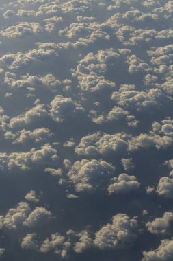 Stratosfer, bulutların arasındaki suyun görüntüsü. Deniz manzarası, yukarıdan, bir uçak penceresinden..