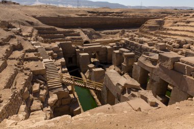 Abydos 'taki Seti I tapınağının arkasındaki Osireion..