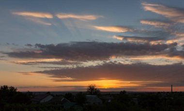 Gün batımında manzara. Trajik kasvetli gökyüzü. Panorama. Kıpkırmızı alacakaranlık.